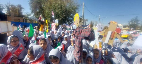 حضور پرشور دانش آموزان مدارس شهرستان خاتم در راهپیمایی ۱۳ آبان 