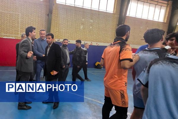 رقابت دانش‌آموزان رباط‌کریم در مسابقات بین مدرسه‌ای فوتسال