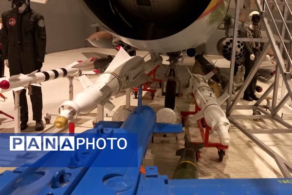 بازدید دانش‌آموزان دبیرستان شهدای اقتدار از نمایشگاه هوا فضا