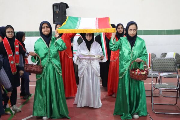 ثبت اثر انگشت هزار دانش‌آموز یزدی پای پرچم ایران