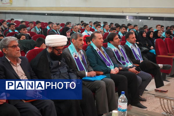 آیین بدرقه دانش آموزان منتخب به عمره دانش‌آموزی از هشت استان کشور در کرمانشاه