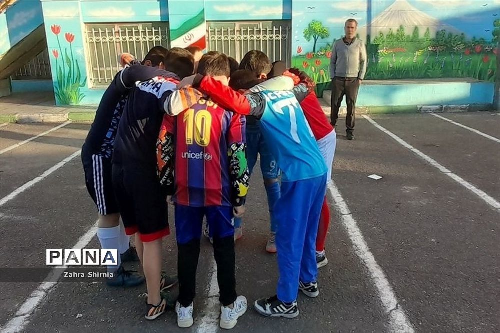 خیلی از نوابغ فوتبالی کشور پشت نیمکت مدارس در حال تحصیل هستند