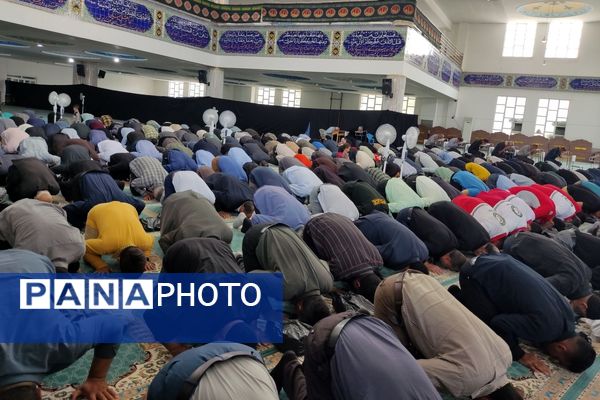 اقتدار مردم در صفوف نماز جمعه لردگان 