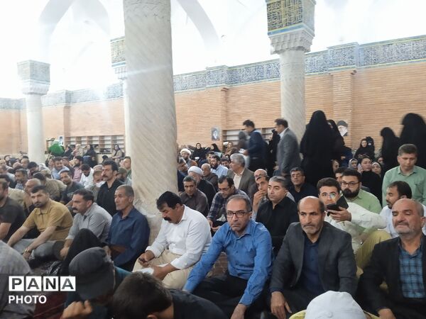 مراسم گرامیداشت رهبر شهید در مسجد جامع سنندج