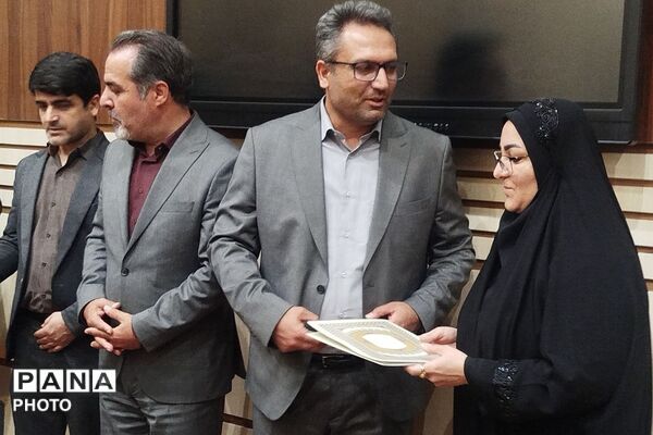 تقدیر از معلمان نمونه استانی به مناسبت گرامیداشت هفته معلم در ناحیه دو شهرری 