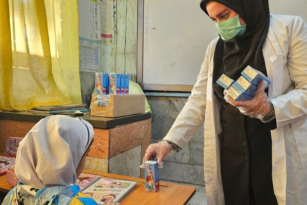 توزیع بسته‌های سلامتی در مدرسه ابتدایی هدی با مشارکت سفیران سلامت