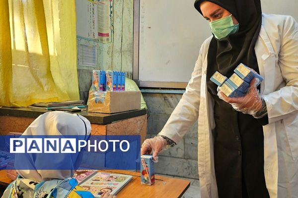 توزیع بسته‌های سلامتی در مدرسه ابتدایی هدی با مشارکت سفیران سلامت