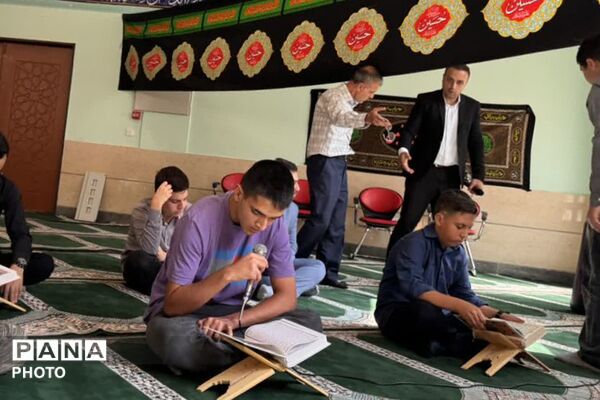 نماز جماعت در نخستین روزهای دبیرستان ابن‌سینا رودهن به امامت امام جمعه