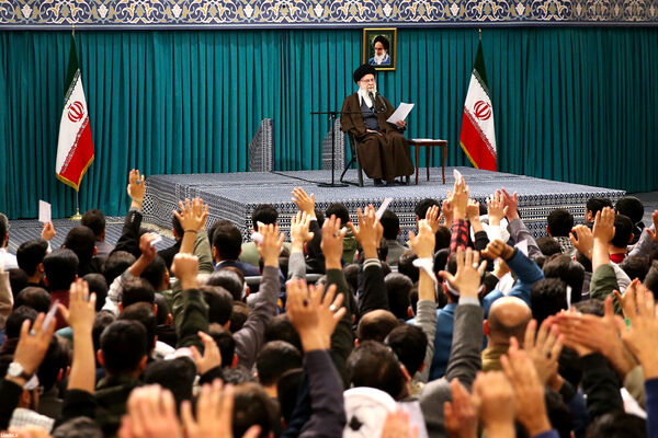 دیدار جمعی از رأی اولی‌ها و خانواده‌های شهدا با رهبر انقلاب اسلامی