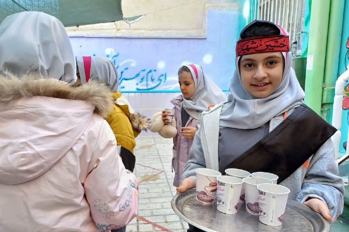 ایستگاه صلواتی در دبستان سارا، میزبان دل‌های کوچک در سوگ حضرت فاطمه(س) بود