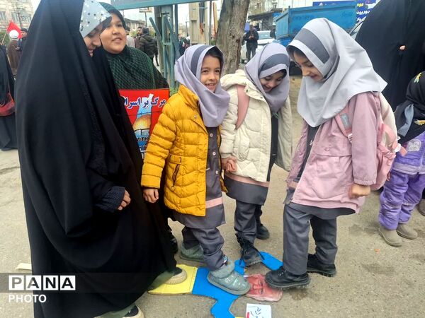 دانش آموزان آزادشهر با رهبر جوان بیعت کردند
