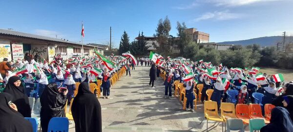 آیین نواختن « گلبانگ انقلاب » در مدرسه 22 بهمن دلند