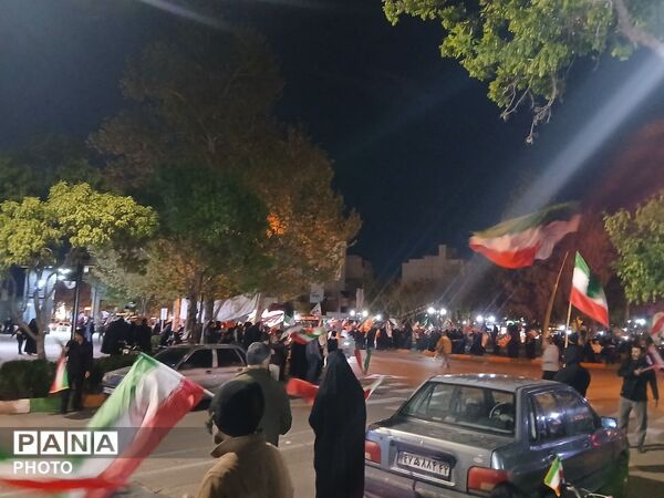 خروش مردم در میادین و تجمعات شبانه همراه با طنین شعار های مهدوی و انقلابی