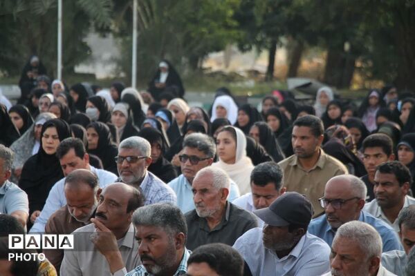 طنین نماز عید قربان در بقعه متبرک امامزاده شاه قطب‌الدین حیدر (ع) رودان