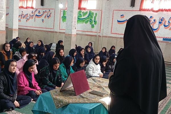 نشست کتابخوان مدرسه‌ای در دبیرستان دخترانه جوادالائمه بهارستان‌دو