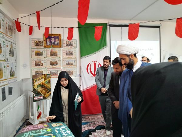 نمایشگاه انقلاب  در آموزشگاه تکتم