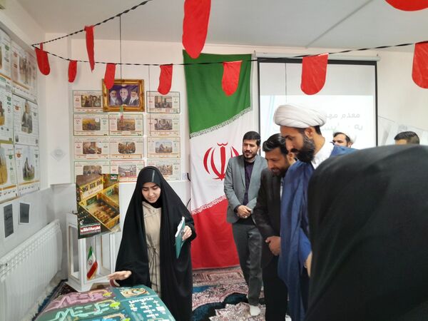 نمایشگاه انقلاب  در آموزشگاه تکتم