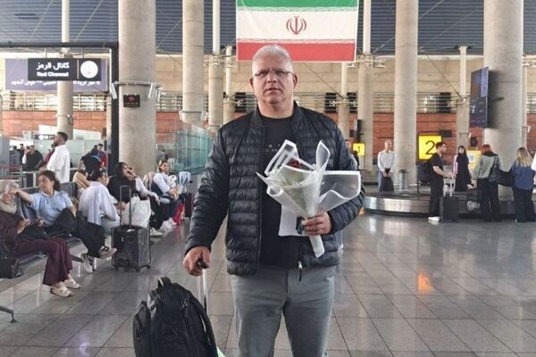 «مانولوپولوس»  در اردوگاه آسمان خراش‌های ایران