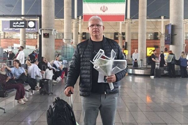 «مانولوپولوس»  در اردوگاه آسمان خراش‌های ایران