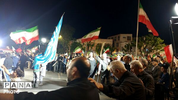 ایستاده در میدان ساعت تبریز