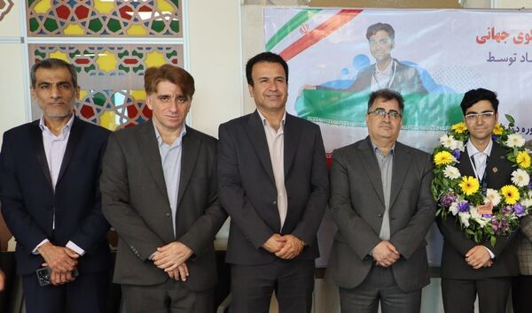 مراسم استقبال از علیرضا احمدی دانش‌آموز مدال‌آور و افتخار آفرین المپیاد جهانی اقتصاد متوسط در بوشهر
