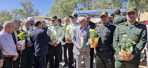 غبارروبی مزار شهدا به‌مناسبت هفته دفاع مقدس در نورآباد 