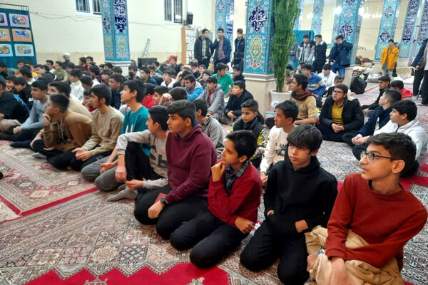 اعتکاف دانش‌آموزان دبیرستان شاهد شهید زرین کلاه شهرستان اقلید در مسجد امام حسین (ع)