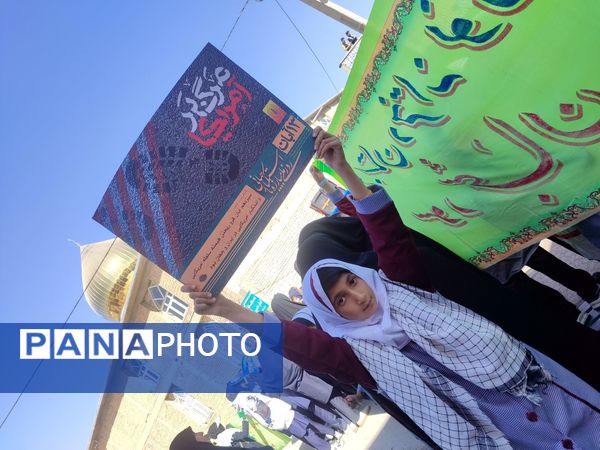 حضور گسترده دانش آموزان سورشجان در راهپیمایی ۱۳ آبان؛ فریاد ایستادگی در برابر استکبار جهانی