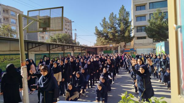 مسابقات ورزشی به مناسبت هفته بهداشت و روان در دبیرستان پیرایش یک