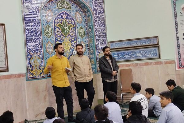 گفت‌وگوی آموزشی پس از اقامه نماز جماعت در دبیرستان شهید چمران