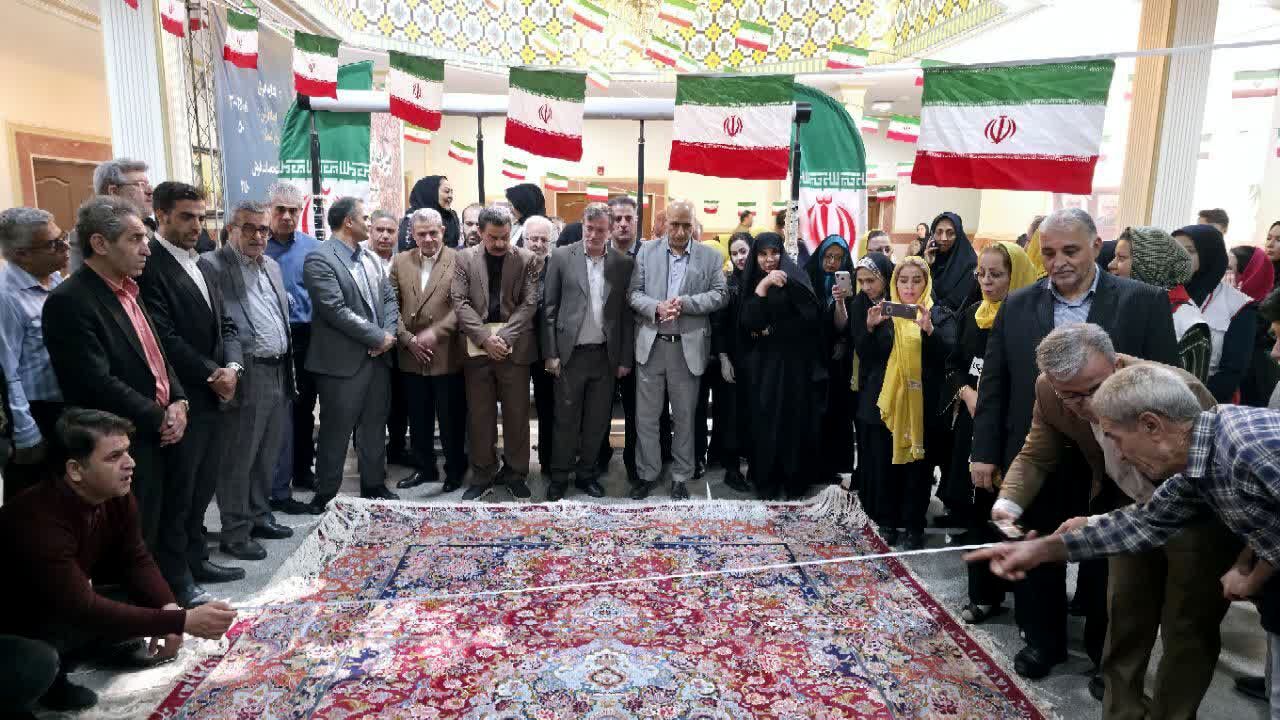 رونمایی از نخستین فرش صادراتی شهریار در اولین همایش بزرگ اندیشه