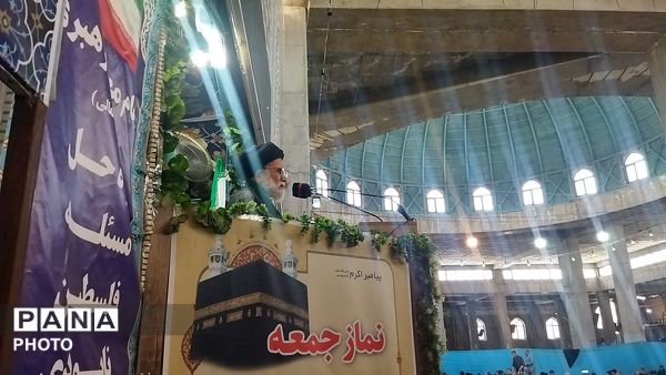 از پیر تا دانش آموز در نماز جمعه نیشابور حضور دارند-۱