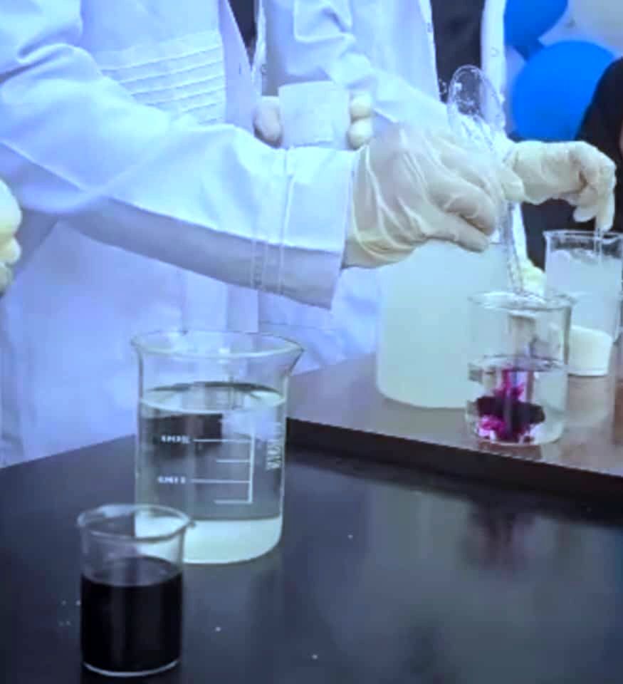  اجرای آزمایش‌های علمی، هیجان را به کلاس‌های شهید ضرغام قاسمی آورد