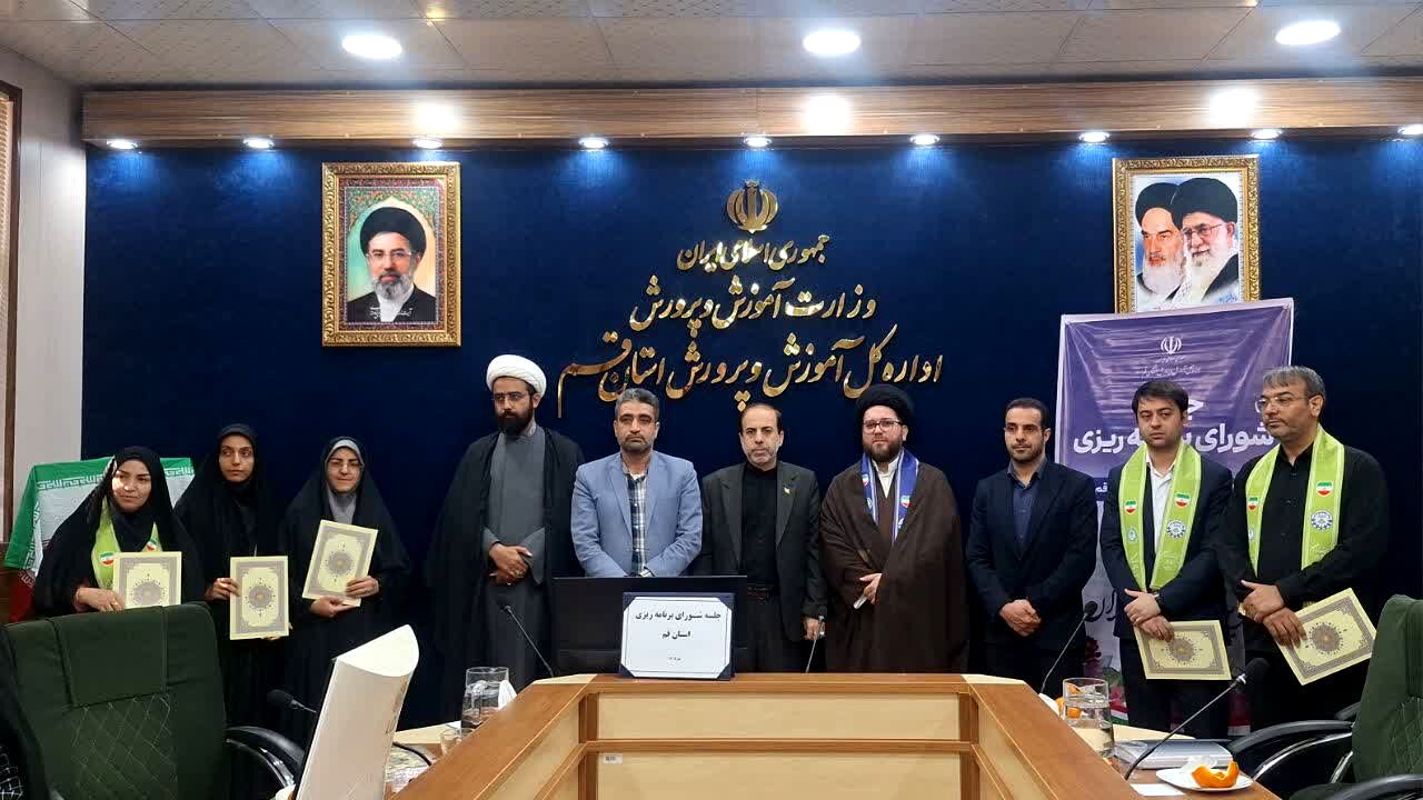 اعطای نشان «خبره» برای نخستین بار در کشور به مربیان سازمان دانش‌آموزی استان قم