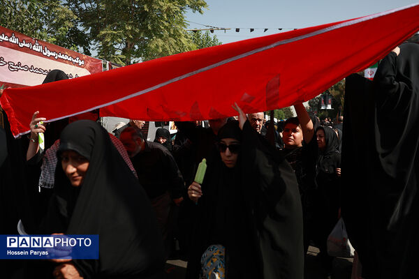 موکب «عشاق‌الحسین» سازمان دانش آموزی در راهپیمایی خانوادگی جاماندگان اربعین حسینی - تهران