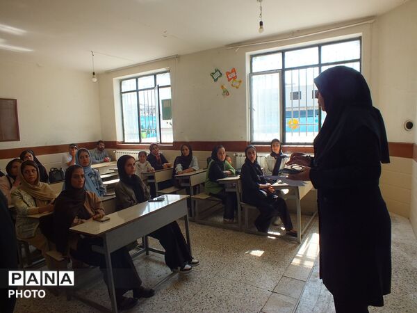 جشن شکوفه‌ها آغاز مسیری تازه برای اولی ها در دبستان مستانه رحمانی فرد