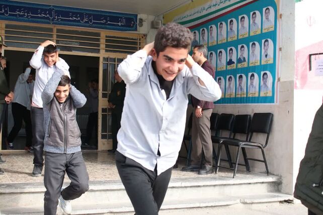 نواختن زنگ پدافندغیرعامل در مدرسه شهید بهشتی شهرستان فریدن  