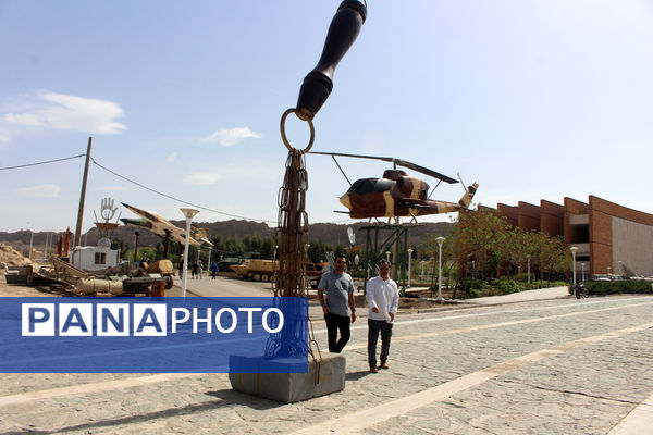 حضور گردشگران روز طبیعت در محوطه باغ‌موزه دفاع مقدس قم