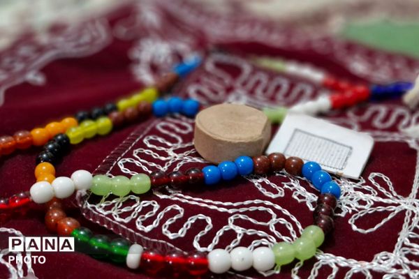  پیچیدن عطر نماز جماعت در مدرسه شهدای هسته‌ای قرچک