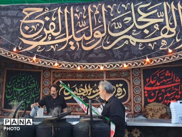 چشم‌های گریان نوجوانان در سوگ پدر امت