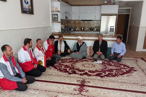 دیدار مسئولان شهر جعفریه قم با خانواده شهید «سید مهدی حسینی»

