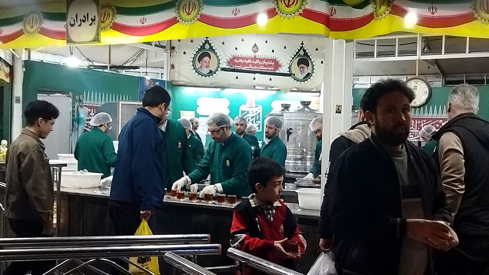 چایخانه های حرم مطهر رضوی هر روز میزبان زائران امام رضا (ع) 