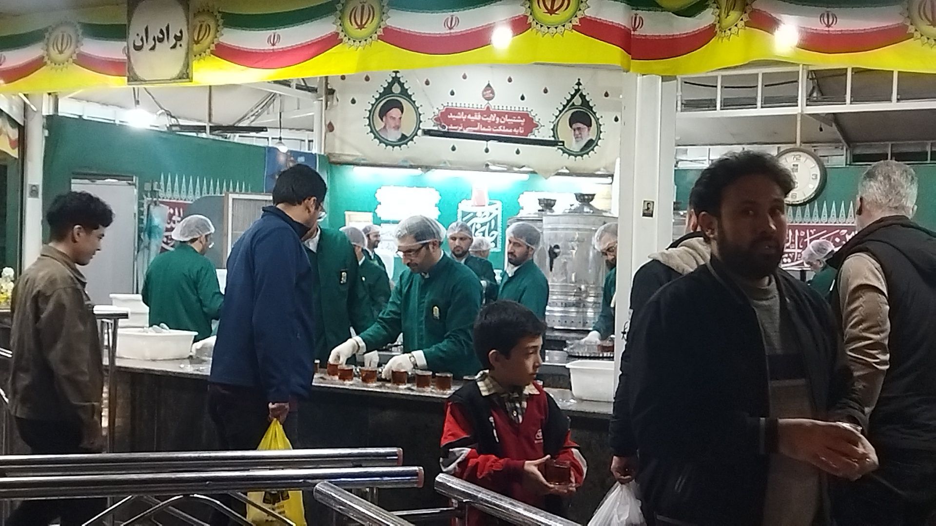 چایخانه های حرم مطهر رضوی هر روز میزبان زائران امام رضا (ع) 