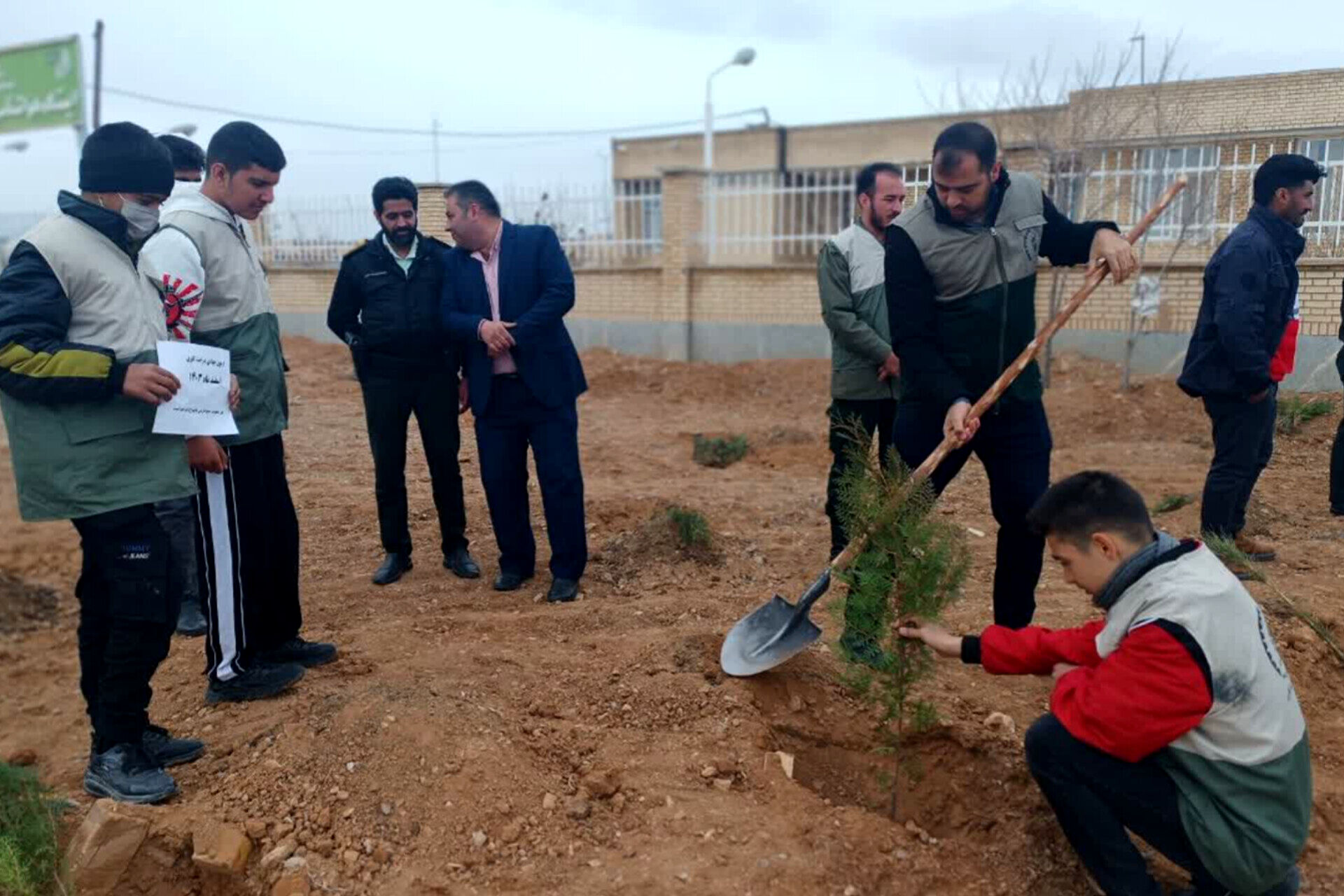کاشت نهال در  شهر ایزدخواست به‌مناسبت هفته درختکاری