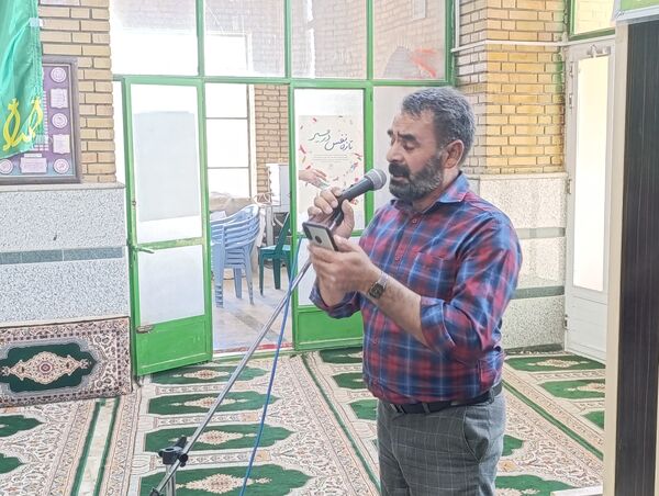 اهدای هدایای متبرک به نمازگزاران سفیددشت