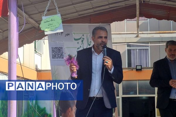 نواخته شدن زنگ سلامت‌روان توسط نماینده شهردار ری در دبیرستان ارشاد