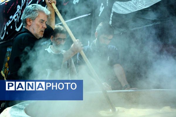 پرچم‌های عزا بر فراز حرم امام رضا(ع)