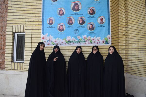 تجلیل از معلمان نمونه منطقه ۱۴ به مناسبت هفته گرامیداشت مقام معلم