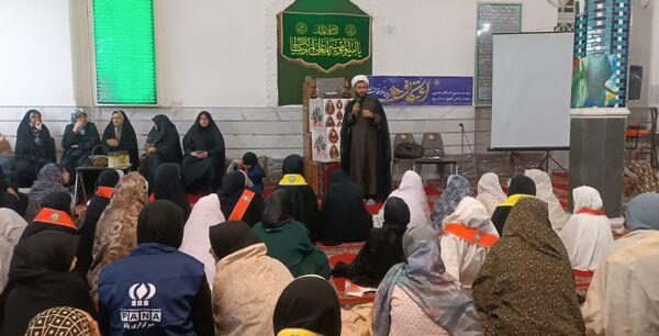 لحظاتی شاد از اعتکاف دانش‌آموزی با حضور نویسندگان و فرهیختگان یزد 
