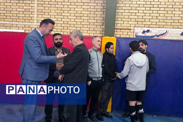 رقابت دانش‌آموزان رباط‌کریم در مسابقات بین مدرسه‌ای فوتسال